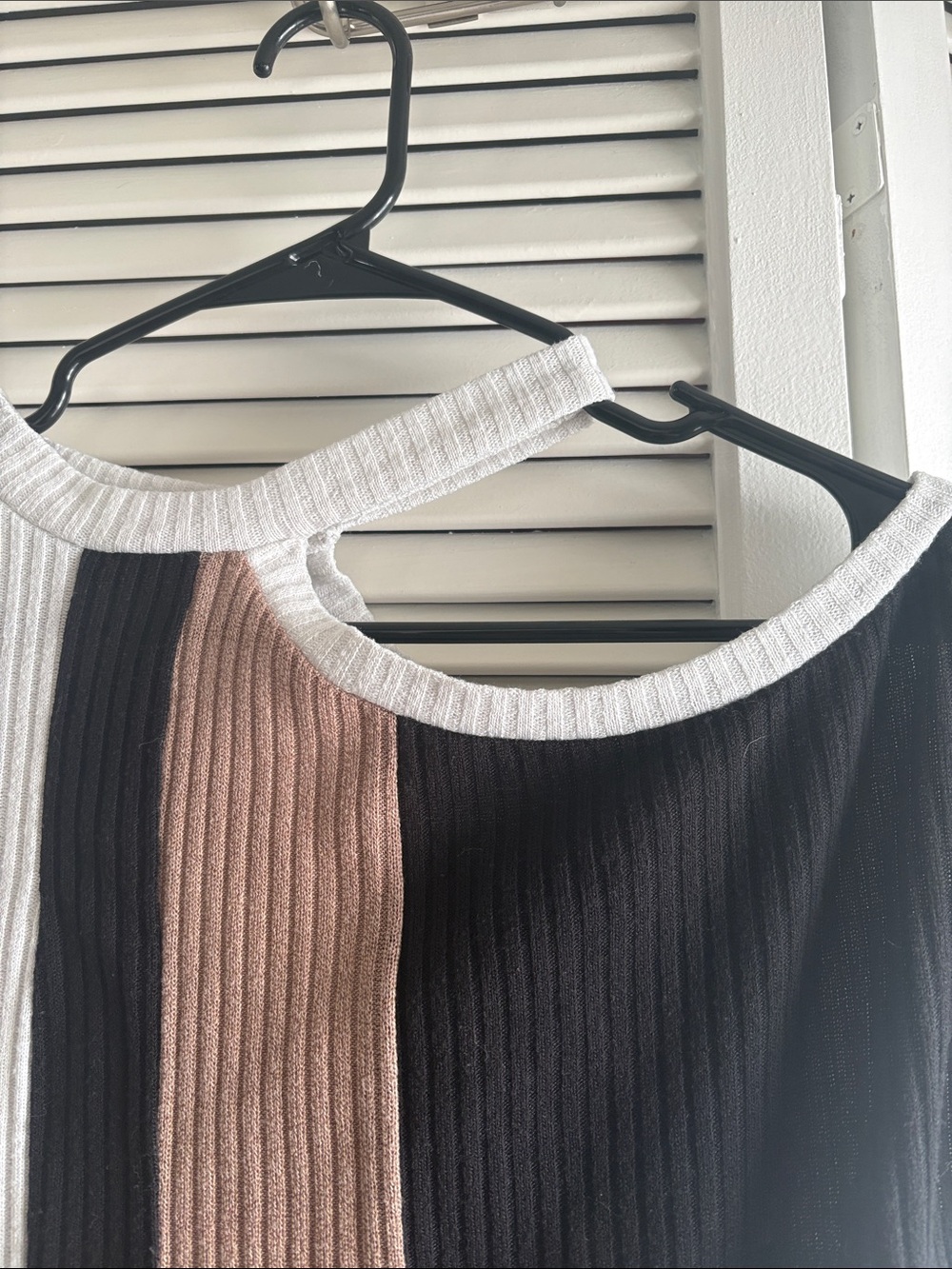 Colorblock Ribbed Short Sleeve Top with Shoulder Cut Out - Picture 2 of 4